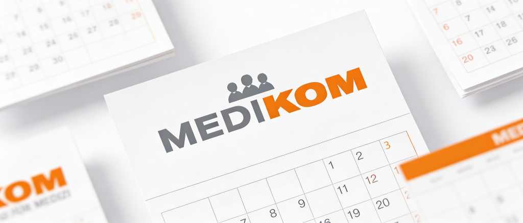 Modernes MediKom-Kalender-Motiv mit weißem Hintergrund, orange-grauen Akzenten und integriertem MediKom-Logo in professionellem Business-Design.