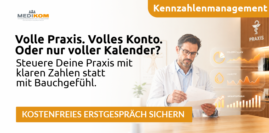 Werbeanzeige für MediKom Kennzahlenmanagement mit Arzt in Praxis, digitalen Kennzahlen-Elementen und dem Hinweis auf volle Praxis, volles Konto oder nur vollen Kalender.