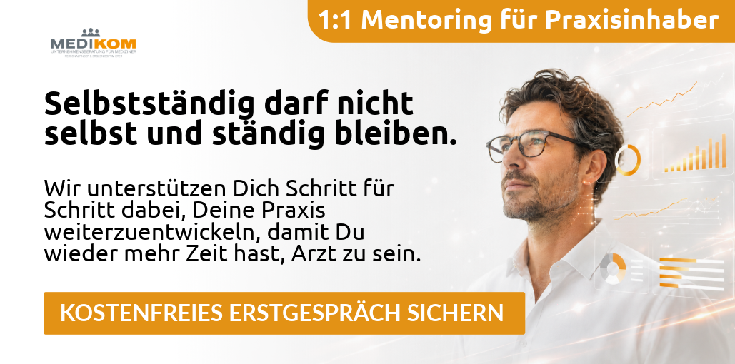 Werbeanzeige für das MediKom 1:1 Mentoring für Praxisinhaber mit Arztporträt, digitalen Analyse-Elementen und dem Hinweis auf Praxisentwicklung und mehr Zeit als Arzt.